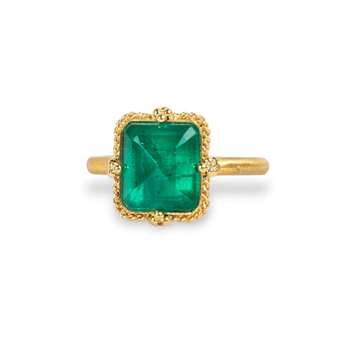 Emerald and Diamond Halo Ring in Yellow Gold | KLENOTA